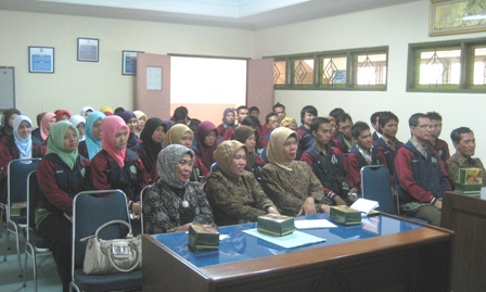 Rombongan mahasiswa dan dosen saat studi banding di FIAI UII